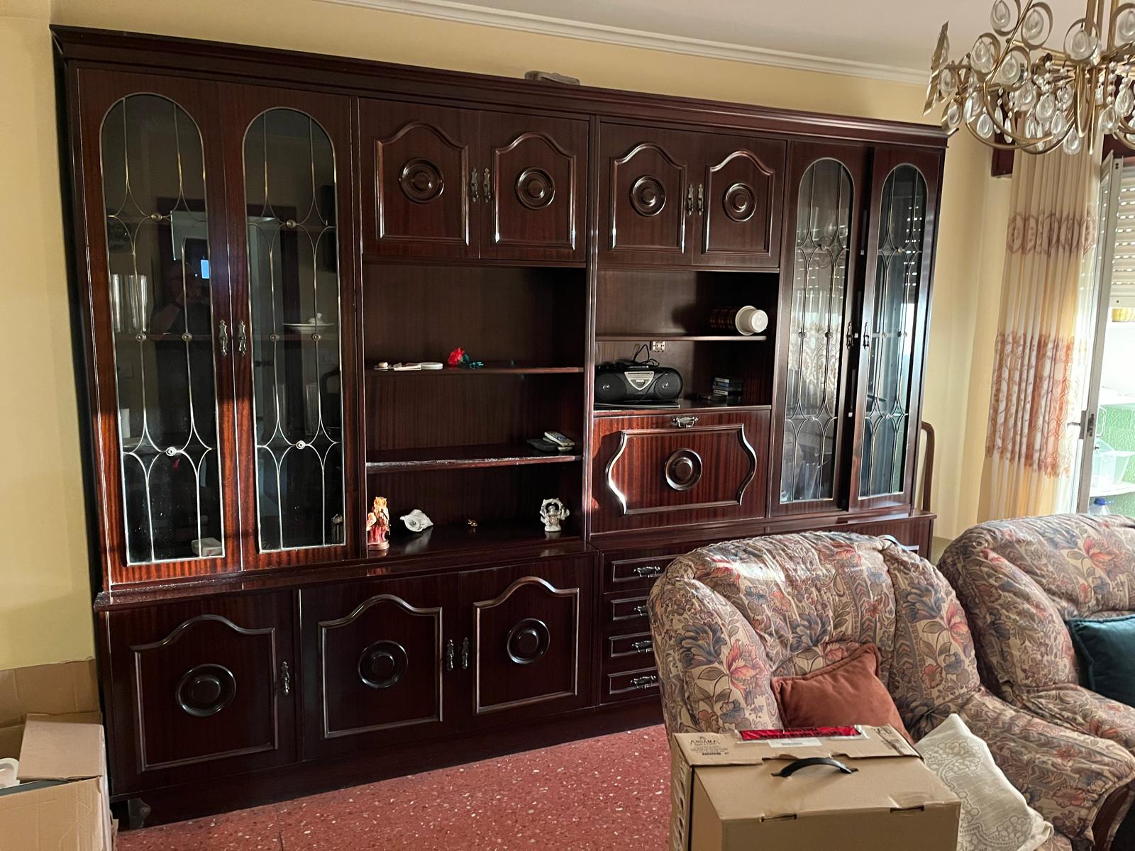 Retirada de muebles en Vigo — salón y vitrina